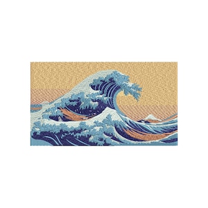 Könnte beinhalten: Gesticktes Kunstwerk, das eine große Meereswelle in Blau-, Weiß- und Orangetönen vor einem beigen Hintergrund zeigt. Das Design ist von japanischer Kunst inspiriert, mit einem Berg in der Ferne.