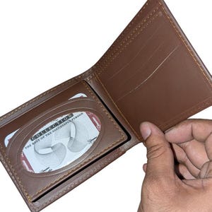 Cartera clásica de cuero marrón para hombre: diseño delgado y plegable con tarjetero, monedero y ranura transparente para identificación. Cartera de cuero genuino.