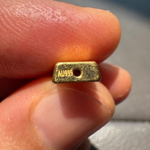 Halsband med diamantslipad kabelkedja i 24k massivt guld och tegelstenshänge bild 4