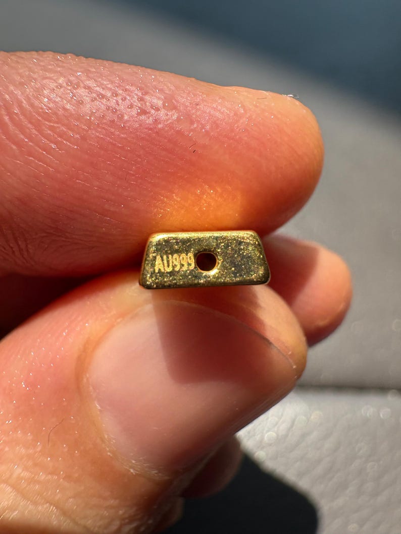 Halsband med diamantslipad kabelkedja i 24k massivt guld och tegelstenshänge bild 4