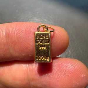 Halsband med diamantslipad kabelkedja i 24k massivt guld och tegelstenshänge