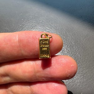 Halsband med diamantslipad kabelkedja i 24k massivt guld och tegelstenshänge bild 3