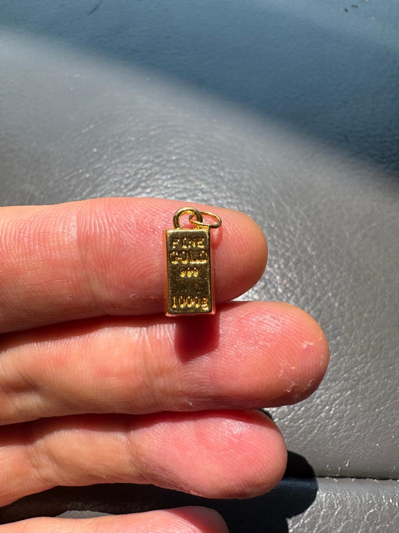 Halsband med diamantslipad kabelkedja i 24k massivt guld och tegelstenshänge bild 3