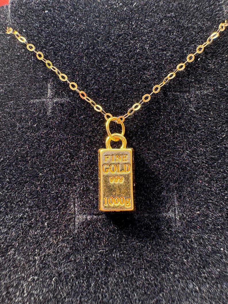 Halsband med diamantslipad kabelkedja i 24k massivt guld och tegelstenshänge bild 5