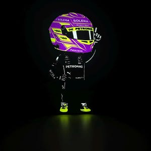 Könnte beinhalten: Eine digitale Illustration einer Figur, die einen lila-gelben Rennhelm mit dem Text "SOLERA" und "PETRONAS" trägt. Die Figur trägt einen schwarzen Rennanzug mit dem Text "PETRONAS" und "HAMILTON". Der Hintergrund ist schwarz.