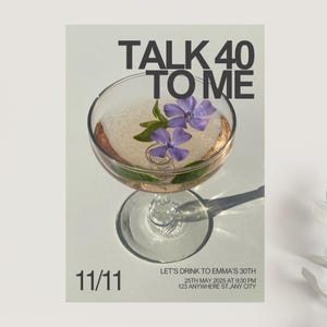 Könnte beinhalten: Ein klares Coup-Glas gefüllt mit einem sprudelnden Getränk, garniert mit lila Blumen und grünen Blättern. Der Text "TALK 40 TO ME" steht über dem Glas, mit "11/11" und Eventdetails darunter. Weicher, neutraler Hintergrund.