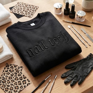 Könnte beinhalten: Handgefertigtes Holzschild mit dem Wort "Welcome" in verspielter Schrift. Das Schild hat einen weißen Hintergrund im Used-Look und einen dunkelbraunen Rahmen, ideal für eine Eingangstür oder einen Flur.