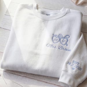 Broderad personlig Mrs-tröja, personlig brudtröja, bröllopsdatum på ärmen, brudtröja med rosett och hjärta, present till framtida Mrs, årsdagspresent