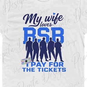 Puede incluir: Una camiseta blanca de manga corta con un estampado gráfico en azul oscuro. El texto dice My wife loves BSB I PAY FOR THE TICKETS. Debajo del texto hay una silueta de cinco figuras y un pequeño gráfico de un boleto rectangular con una estrella.