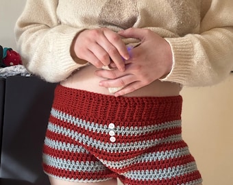 Short au crochet rayé bleu et rouge avec boutons, short en tricot, lounge, confortable, été, fait main, rayures, taille basse, taille moyenne, short de plage