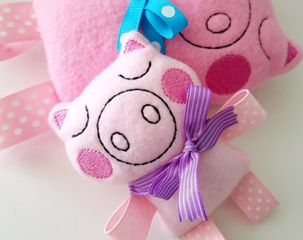 Borduurontwerp voor machineborduurwerk Pig Softie Toy In The Hoop ITH digitaal ontwerp softy met lint - roze varken - piggie - boerderijdier