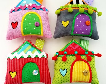 Haus Ornament Softie - Weihnachtsschmuck In-The-Hoop Stickdatei für die Stickmaschine Halloween Ostern Feiertage