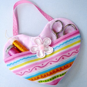 Stickdatei für die Stickmaschine In-The-Hoop Herz mit Tasche und Blumen