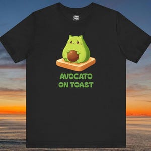 Avocado Cat Cartoon T-shirt, schattig kitten op toast T-shirt, grappig kattenliefhebber cadeau, cool grafisch T-shirt, kleurrijk kitty-shirt, eigenzinnig T-shirt, avocado