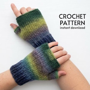 Könnte beinhalten: Ein Paar fingerlose Handschuhe in Grün-, Gelb-, Blau- und Lilatönen. Die Handschuhe sind aus Strickmaterial gefertigt und werden auf den Händen einer Person gezeigt. Der Text "CROCHET PATTERN instant download" ist in Schwarz dargestellt.