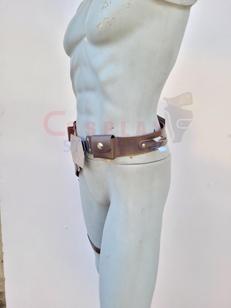 Op de afbeelding: Een bruine leren riem met een klein zakje en een zilveren gesp. De riem wordt om de taille van een mannequin gedragen. Een bruine leren riem is aan het been van de mannequin bevestigd.
