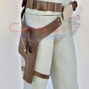 Op de afbeelding: Bruin leren holster- en riemset. De riem heeft een zilveren gesp en meerdere zakjes. Het holster is bevestigd aan een dijbeenriem. De set wordt op een mannequin getoond.