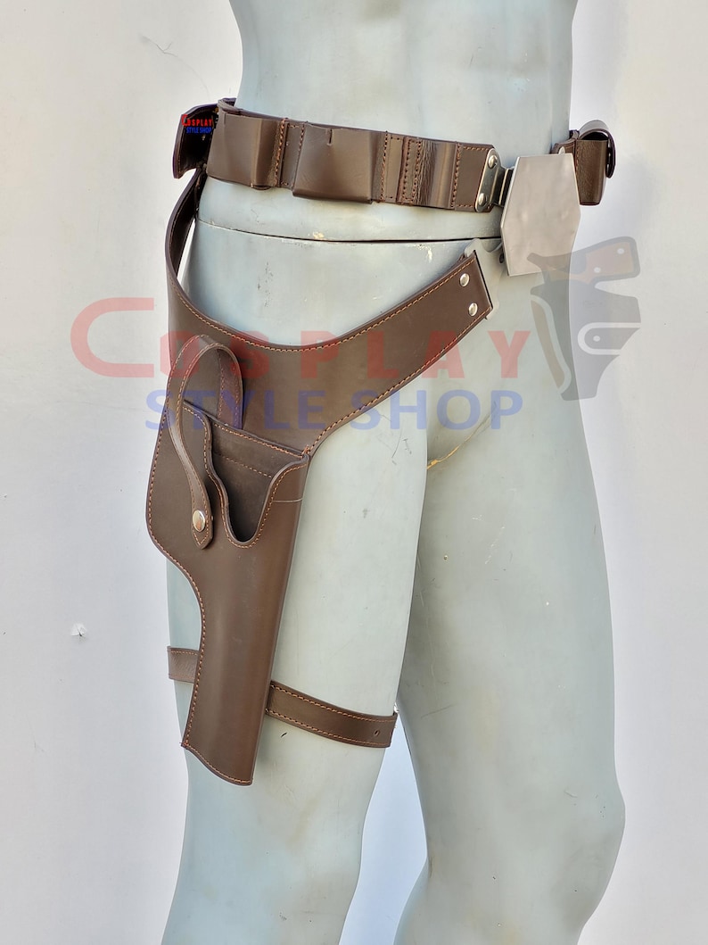 Op de afbeelding: Bruin leren holster- en riemset. De riem heeft een zilveren gesp en meerdere zakjes. Het holster is bevestigd aan een dijbeenriem. De set wordt op een mannequin getoond.