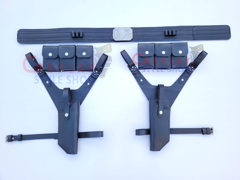Puede incluir: Un conjunto de cintur&oacute;n y funda de cuero negro. El conjunto incluye un cintur&oacute;n ancho con una hebilla plateada, dos fundas de hombro y dos juegos de tres peque&ntilde;as bolsas. Las fundas tienen una correa que se conecta a un cintur&oacute;n.