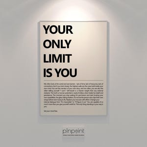 Könnte beinhalten: Ein gerahmtes Poster mit dem Text "YOUR ONLY LIMIT IS YOU" in fetten schwarzen Buchstaben. Darunter steht kleinerer Text mit motivierenden Ratschlägen. Das Poster hängt an einer weißen Wand.
