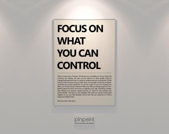 Może przedstawiać: Oprawiony wydruk z napisem "FOCUS ON WHAT YOU CAN CONTROL" czarnymi literami. Poniżej znajduje się akapit tekstu. Wydruk jest wyświetlany na białej ścianie.