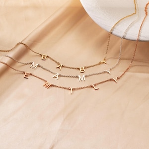 Collar con múltiples iniciales, collar con letras, collar minimalista, regalo familiar, regalo de cumpleaños, regalo para mamá, regalo para esposa, regalo para ella