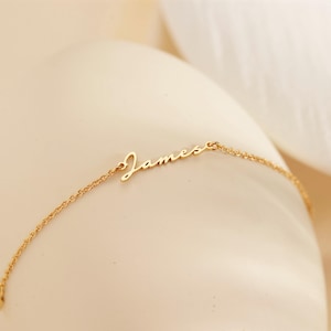 Pulsera personalizada con nombre pequeño, delicada pulsera en capas, minimalista, regalo para el Día de la Madre, regalo para ella, regalo perfecto para mamá.
