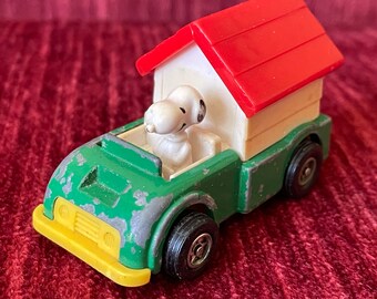 Vintage Aviva Snoopy Truck with Doghouse - Miniature Truck Peanuts - No C24 Made in Japan - Snoopy’s Doghouse - Metal and Plastic Diecast