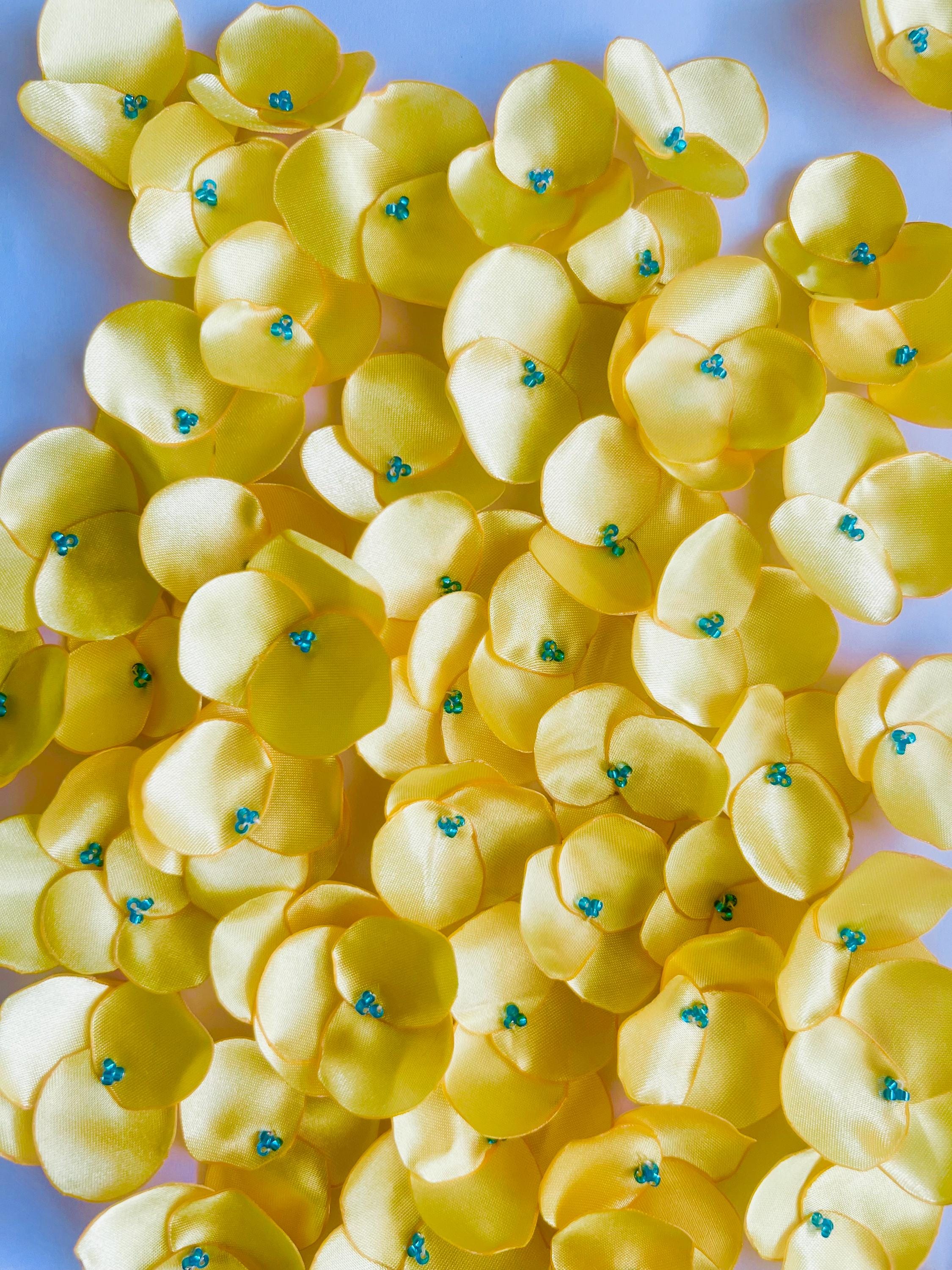 10 flores de color amarillo brillante, flores de satén, mini