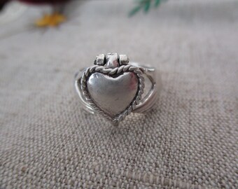 sterling poison heart ring claddagh, secret compartment, heart in hands,  heart opens, size