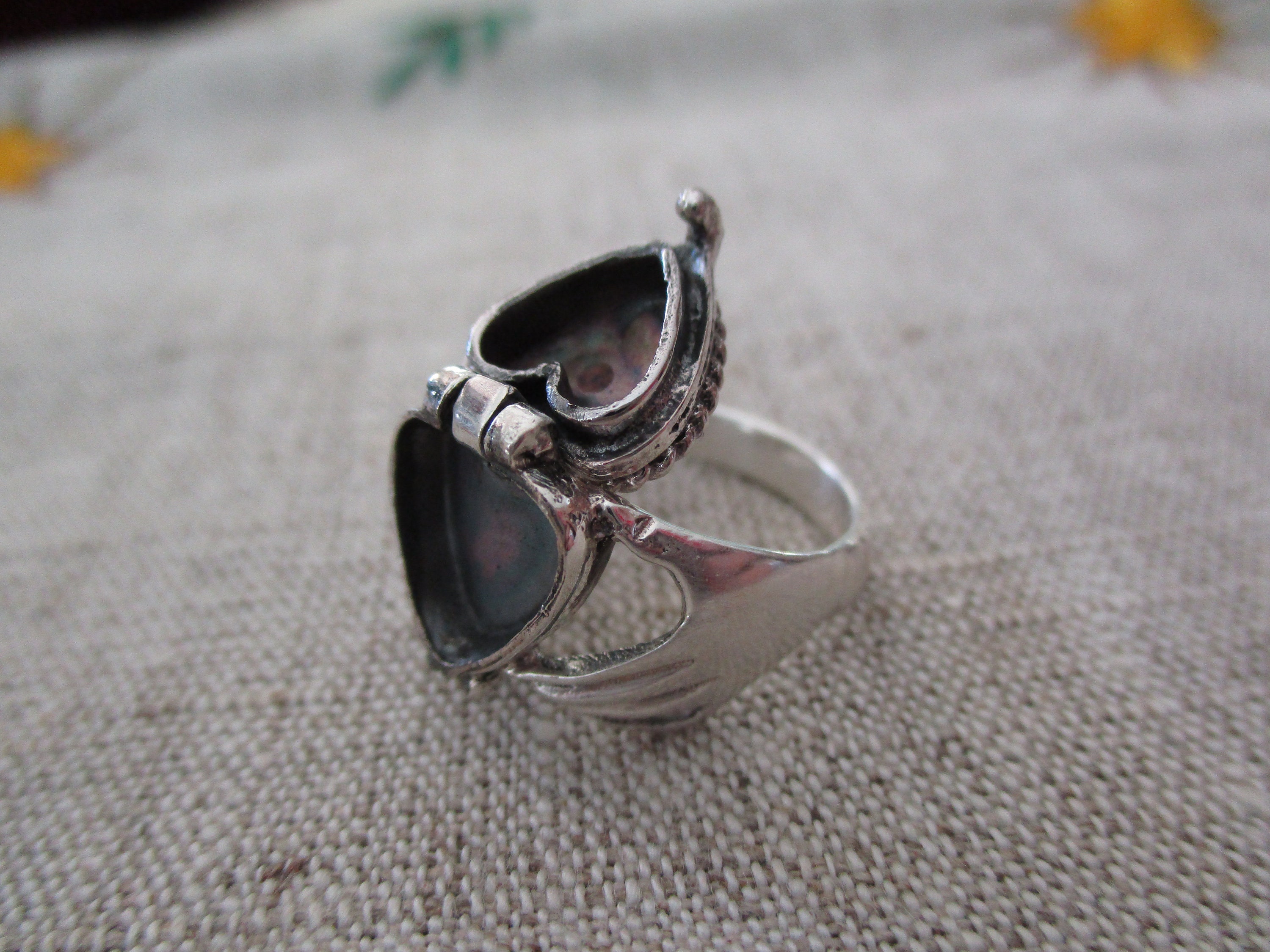 Claddagh heart poison ring online