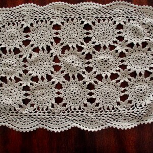 vintage crocheted doily - placemat, dresser scarf, floral, flowers, handmade