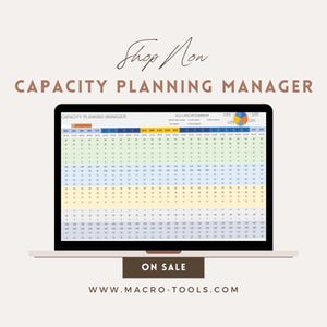 以下が含まれることがあります： 「Capacity Planning Manager」というタイトルのスプレッドシートが表示されたラップトップの画面。スプレッドシートは数字とデータでいっぱいです。ラップトップは白い表面に置かれており、茶色のテキストで「Shop Now」と「On Sale」と表示されています。ウェブサイトのアドレス「www.macro-tools.com」はテキストの下に表示されています。