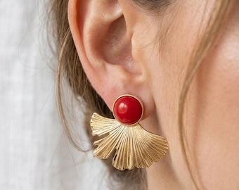Örhängen med röd sten, fläktdesign i bladguld, retro droppformad, karmosinröd accent