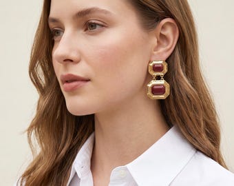 Vinröda droppörhängen, vintageinspirerade guldpläterade smycken, raffinerade feminina statement-accessoarer