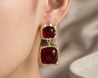 Guldfärgade örhängen med vinröda hängen, vintage cabochon-stil, 80-tals retro glamourösa statement-smycken