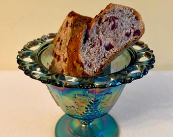 Vintage iriserende blauwe compote van Carnival Glass. Schaal op voet met druivenpatroon. Indiana Glass Harvest.