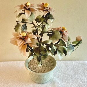 Vintage Chinese bonsai boom van gesneden hardsteen en glas in de vorm van een bloem, 30 cm hoog.
