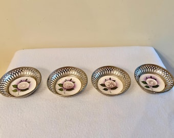 Bol vintage con borde de metal perforado y base floral de porcelana. Juego de cuatro piezas.