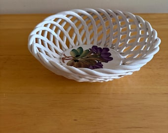 Bol de cerámica vintage con diseño de celosía. Bol con centro floral pintado a mano.