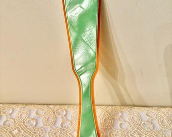 Calzador Art Déco antiguo con incrustaciones de nácar verde y base de ámbar.