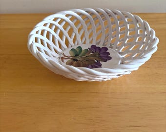 Stara ceramiczna misa kratkowana. Ręcznie malowana misa z motywem kwiatowym w środku.