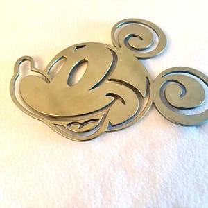 Salvamanteles vintage de Mickey Mouse de Disney. Aluminio fundido pulido. Hecho en Taiwán. Decoración retro para la cocina.