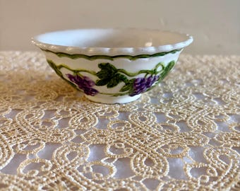 Pequeño cuenco de cerámica vintage con diseño de uvas y vides para guardar objetos pequeños o dulces.