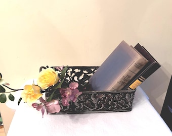 Cesta grande y pesada de metal y mimbre. Cesta con asa de hierro forjado de estilo antiguo plateado con elaborados detalles ornamentales. 11,5 x 3,5 pulgadas.