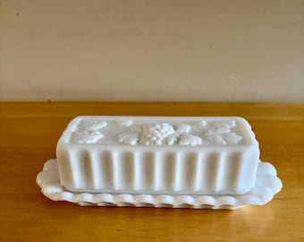 Beurrier lambrissé raisin design Westmoreland en verre de lait. Verre à lait blanc vintage