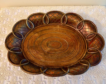 Piatto ovale vintage Syroco con bordo smerlato, realizzato in farina di legno e resina.