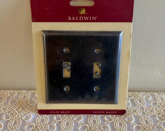 Baldwin plaat met twee schakelaars. Massief messing met hardware.