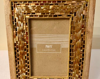 Cornice portafoto Pier 1 con mosaico in vetro. 4 x 6 cm, decorazione da toeletta con bordo in bronzo e oro.