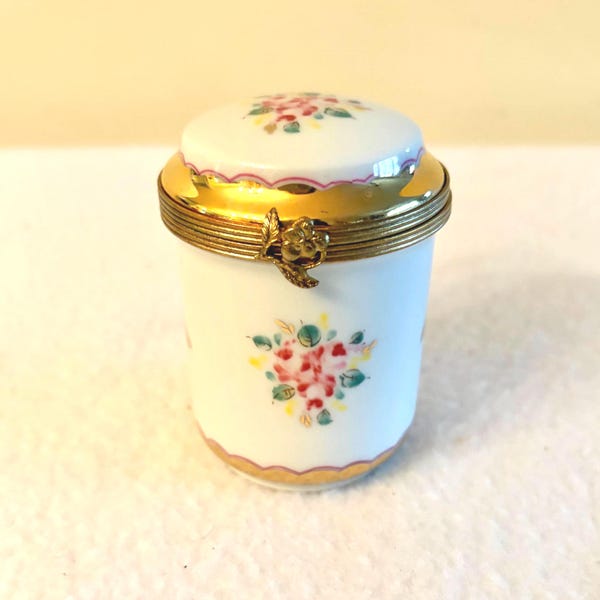 Boîte à bijoux à charnière en porcelaine de Limoges, peinte à la main, à décor floral, signée. Dimensions : 7,6 cm x 5,7 cm. Cadeau pour elle.
